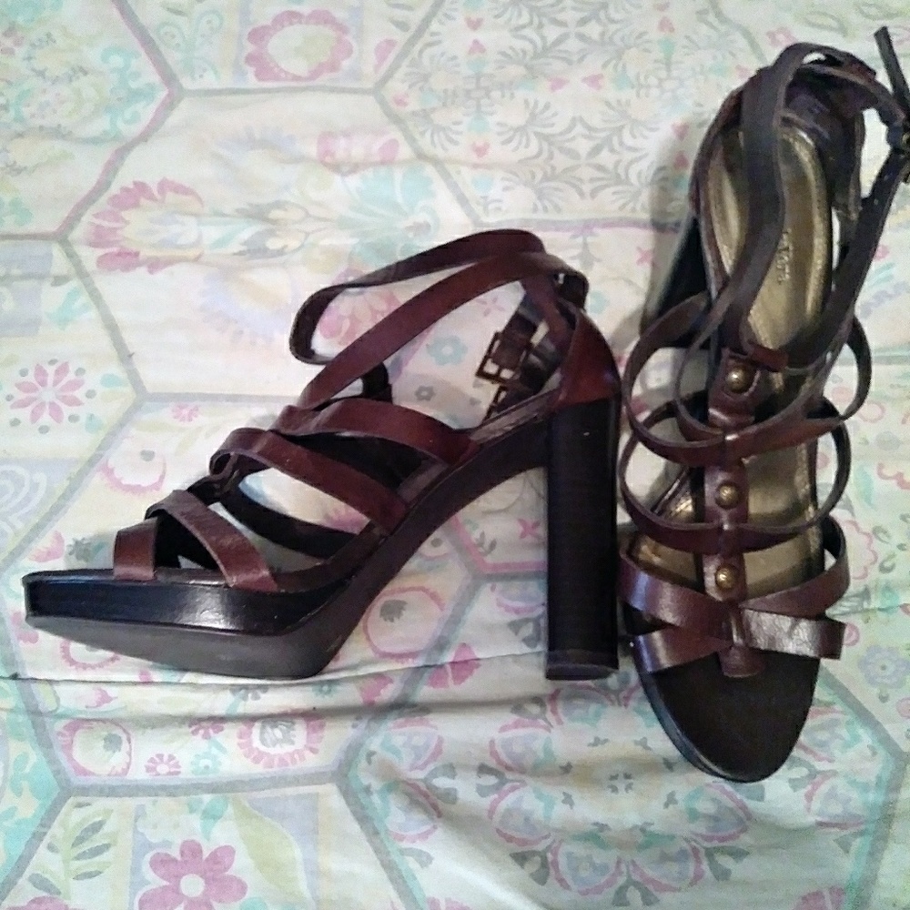 Simply Vera Vera Wang strappy heels